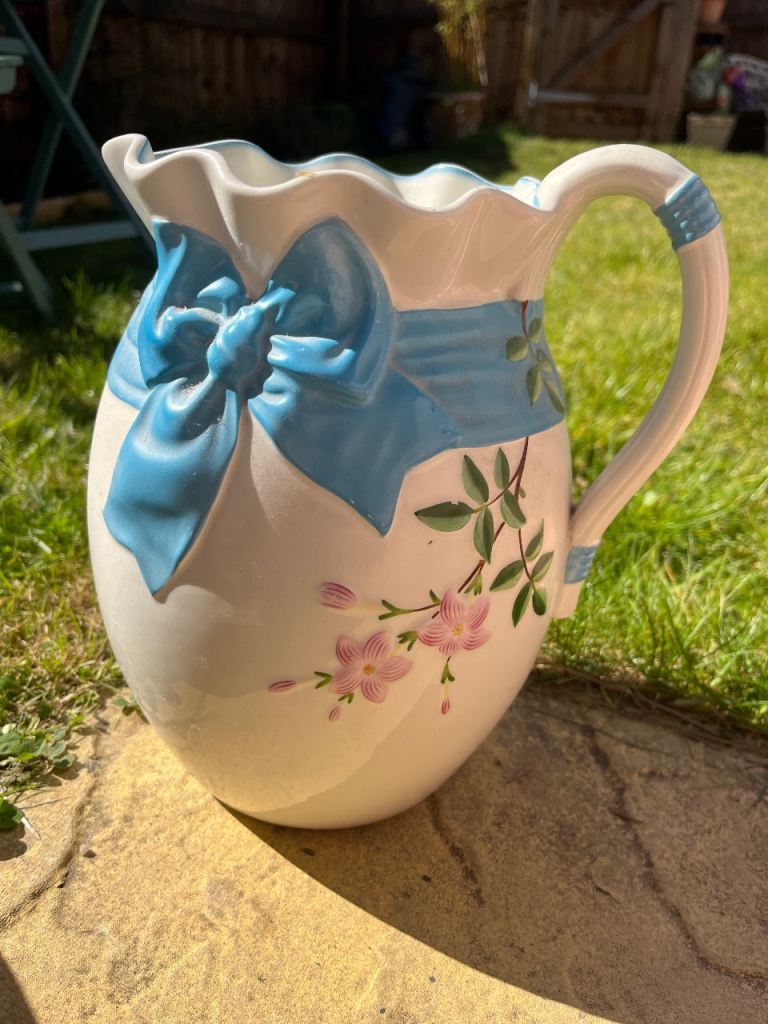 Pretty Mintons Ltd. (England) flower jug 🌺 