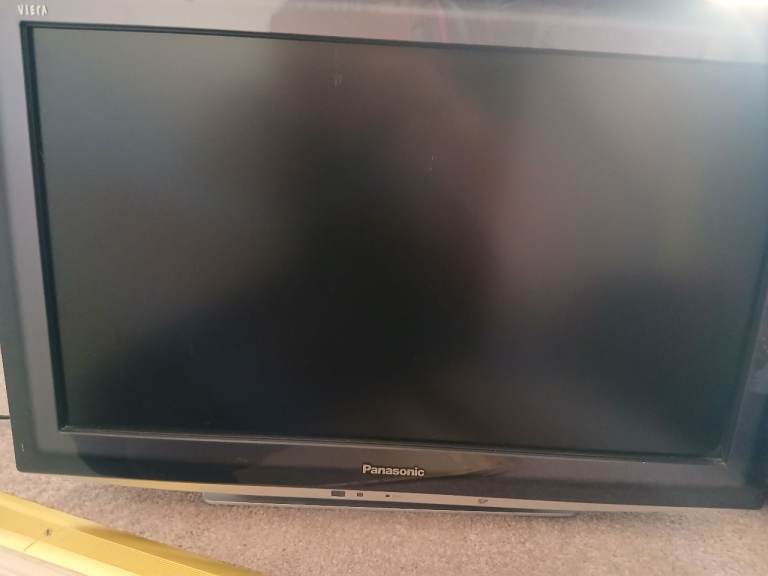 Panasonic TX-L22D28BP 22-inch LCD TV with Remote