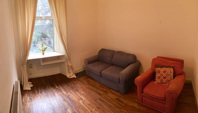 🏡 Spacious One-Bedroom Flat for Rent – Edinburgh