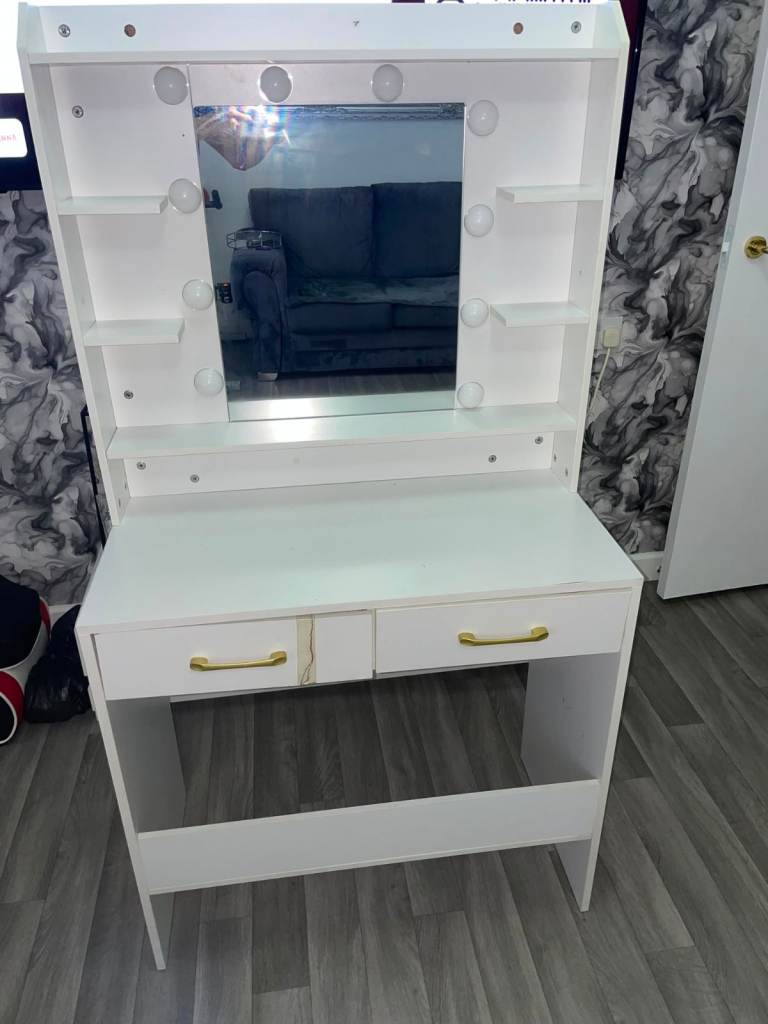 White Dressing Table with Mirror and Lights – Good Condition