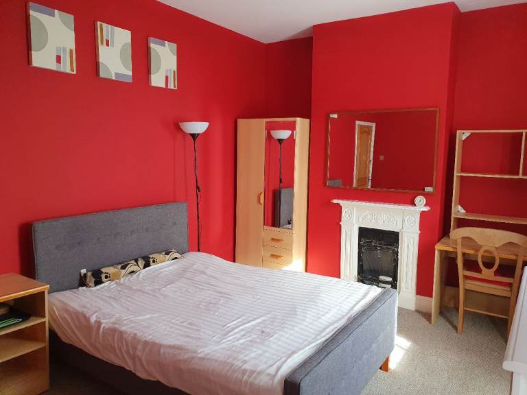 Nice Spacious Comfortable Double Room in RG1- £680per month.)