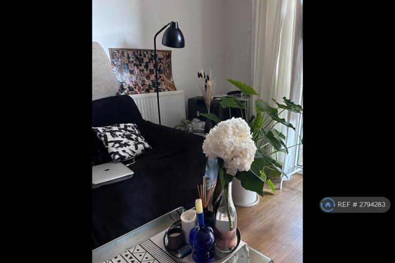 1 bedroom flat in Oxley Square, London, E3 (1 bed) (#2794283)