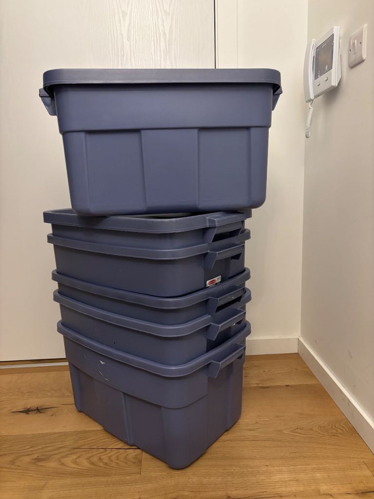 Rubbermaid Roughneck storage boxes with lid