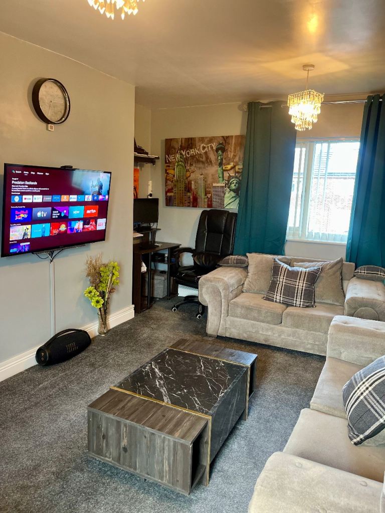 1 furnished double bedroom for rent (All Inclusive) in a 2 bedroom modern flat.