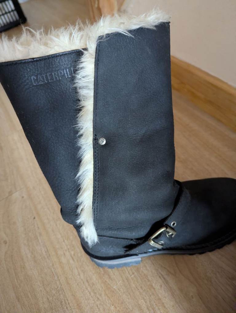 Caterpillar Black Leather Boots with Faux Fur Lining – Good Condition