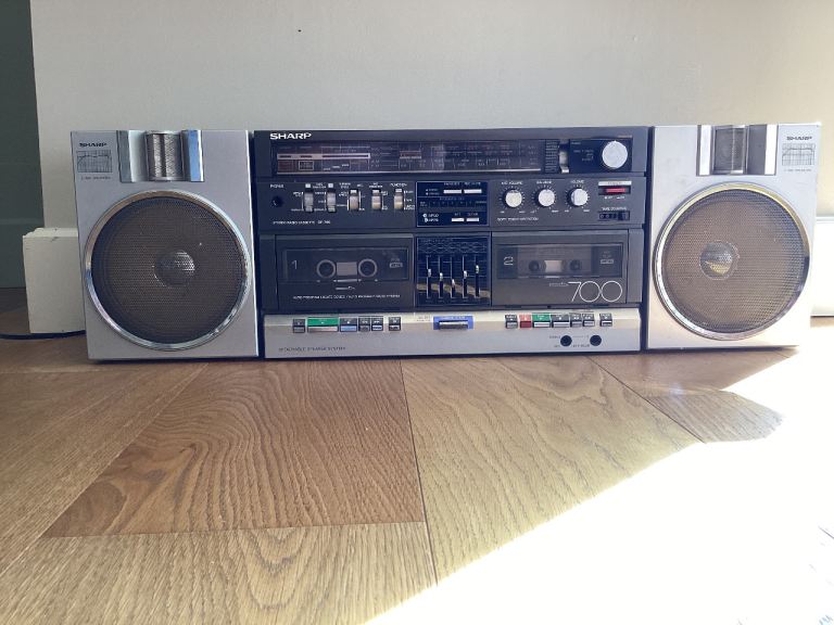 Sharp GF-700F double cassette radio. Detachable speakers.