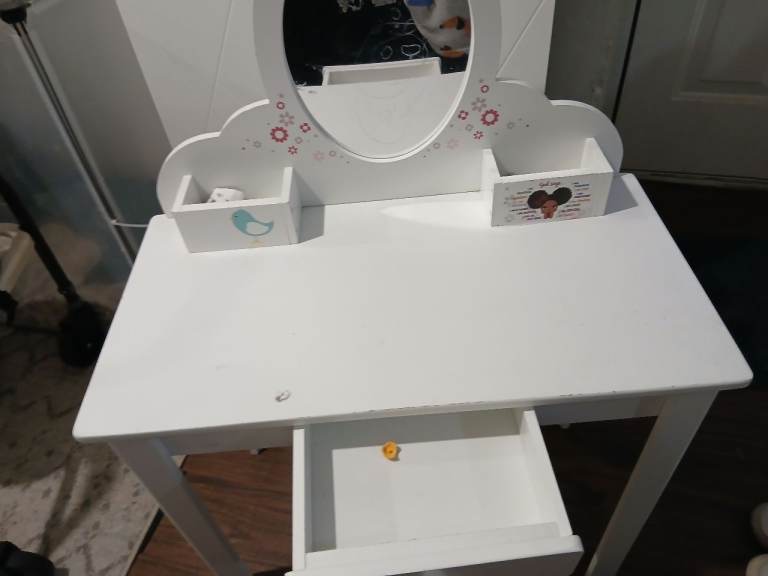 Kids dressing table