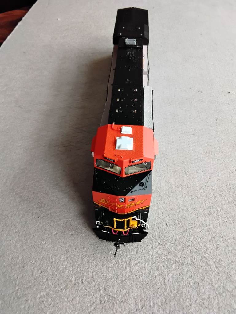 INTER MOUNTAIN ES44DC LOCOMOTIVE with sound.  BNSF livery.  Used.  Boxed.