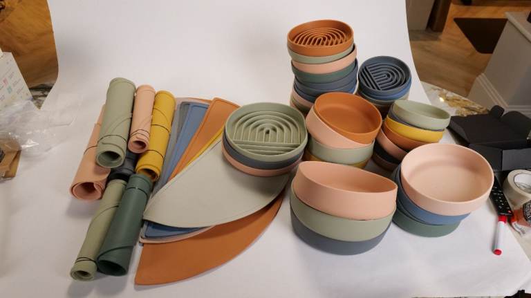 Bulk of silicone food safe bowls for dogs and mats