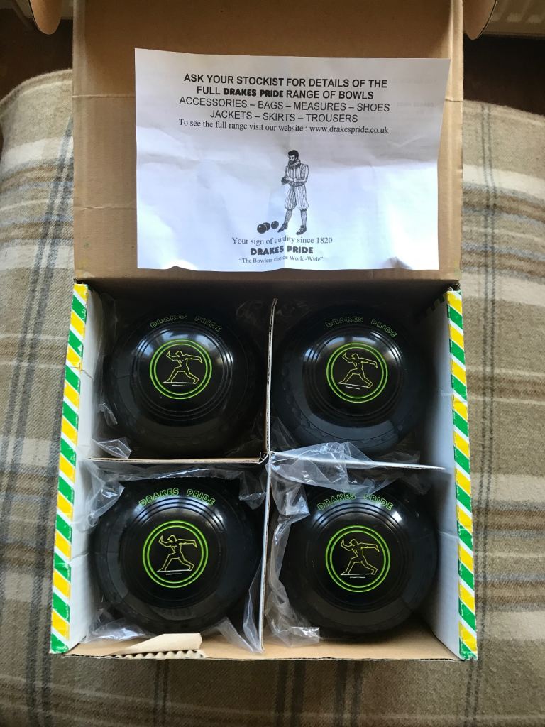 Drakes Pride Advantage size 4H WB17. Black with green trim and runner motif. VGC