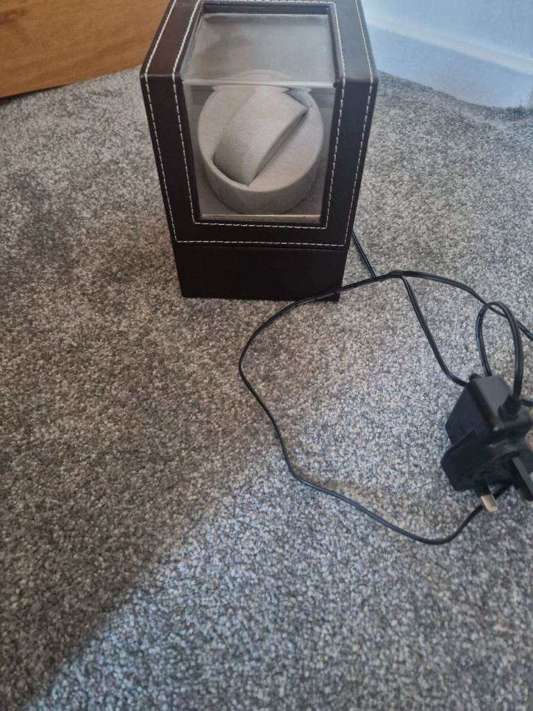Automatic Watch Winder  good condition has a crack on the plug but doesnt affect it at all 
