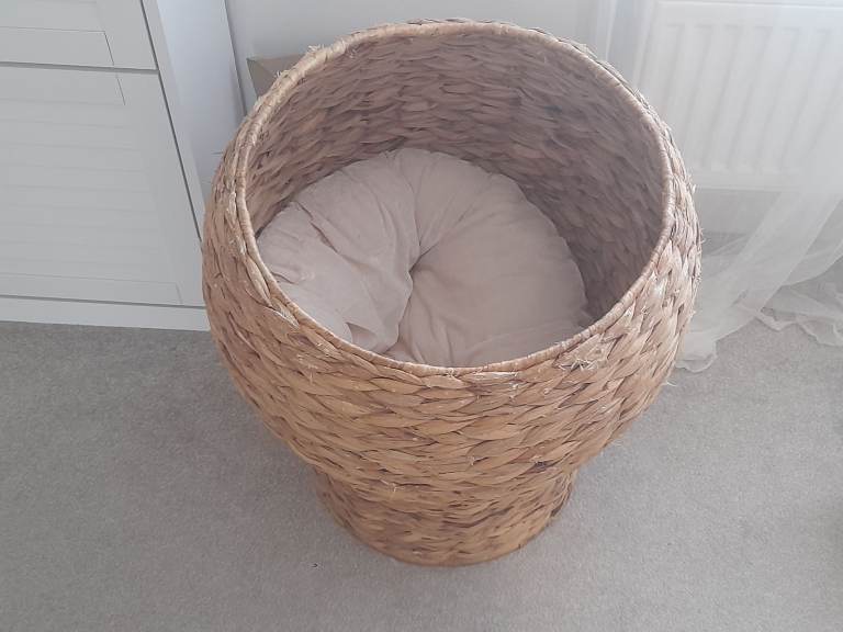 Circular cat bed for cosy snuggle for cat or kitten