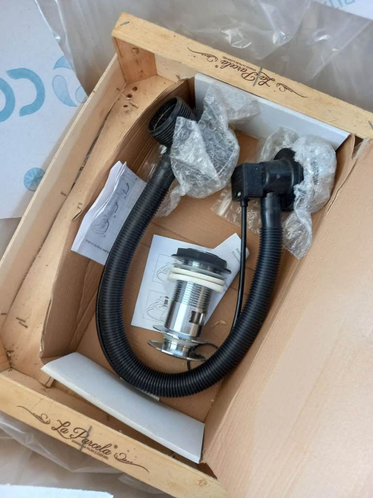 BATH UNUSED STORED IN GARAGE.  AS NEW CONDITION Halcyon Square 1750 x 800