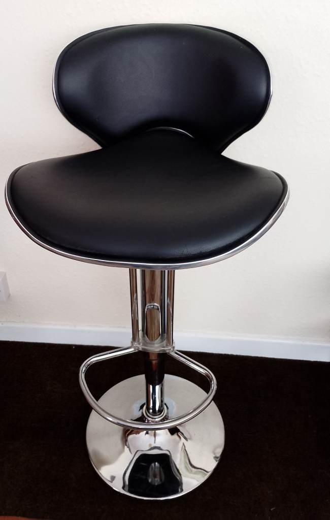 Black and Chrome Adjustable Bar Stool – Good Condition