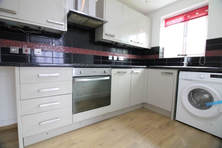 REFURBISHED TWO DOUBLE BEDROOM GROUND FLOOR FLAT- HAYES UXBRIDGE HILLINGDON WEST DRAYTON HEATHROW