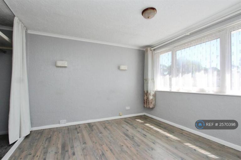 3 bedroom house in Prince Charles Avenue, Minster On Sea, Sheerness, ME12 (3 bed) (#2570398)