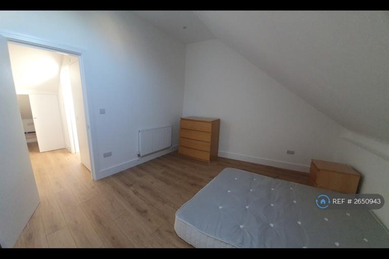 2 bedroom flat in Cromwell Avenue, London, N6 (2 bed) (#2650943)