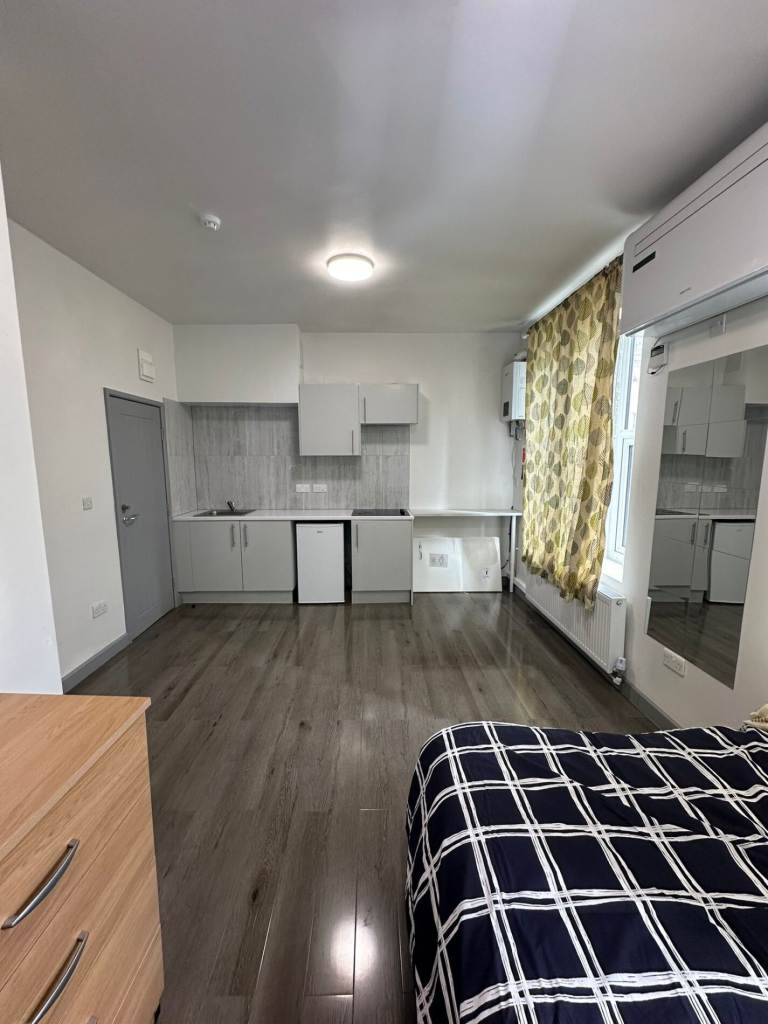 1 bedroom flat in Studio Flat To Let, IG1 2AG