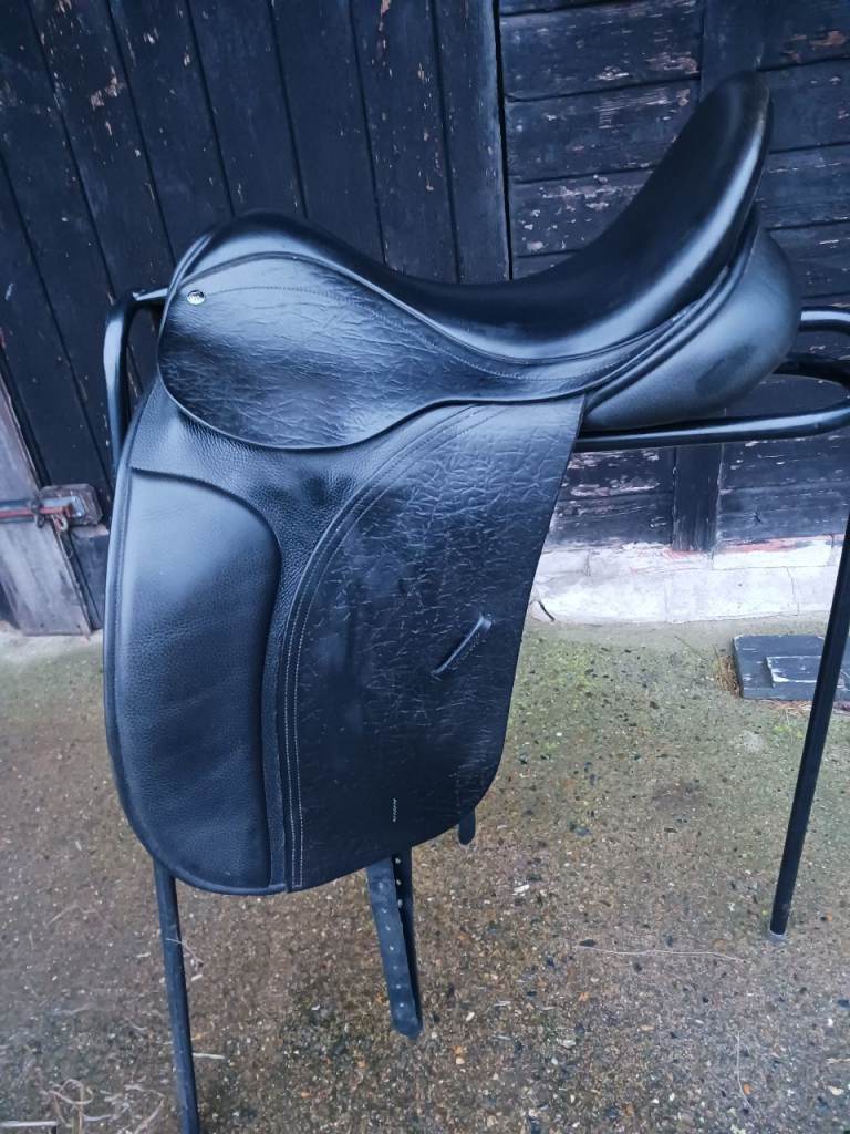County Dressage saddle 17 inch wide