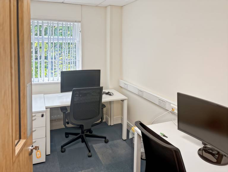 Coventry - CV1 2AQ \ Flexible Office Space with 5 Workstations