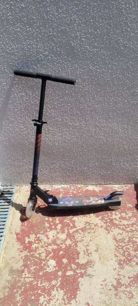 Sonic the Hedgehog scooter,  lights up, foldable