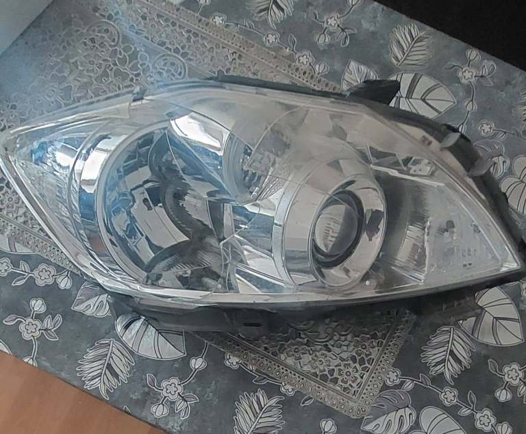 Toyota Auris hybrid 2011 car driver side headlight...cracked glass Free Postage or Delivery 