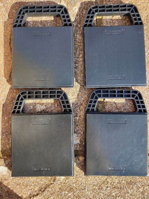 Caravan/motorhome corner steadies