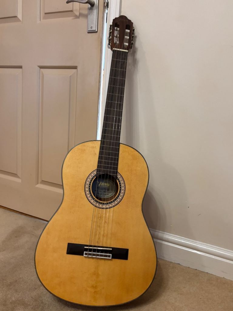 Valencia 404 guitar