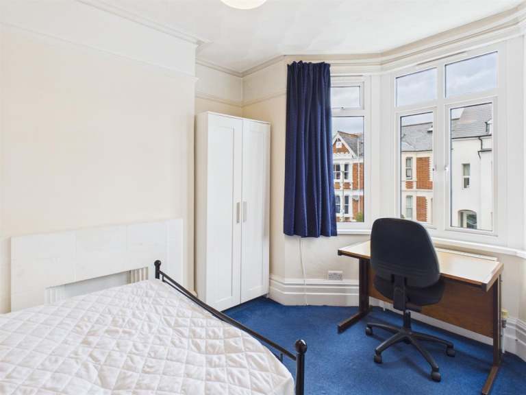 1 bedroom in Room 4, Divinity Road