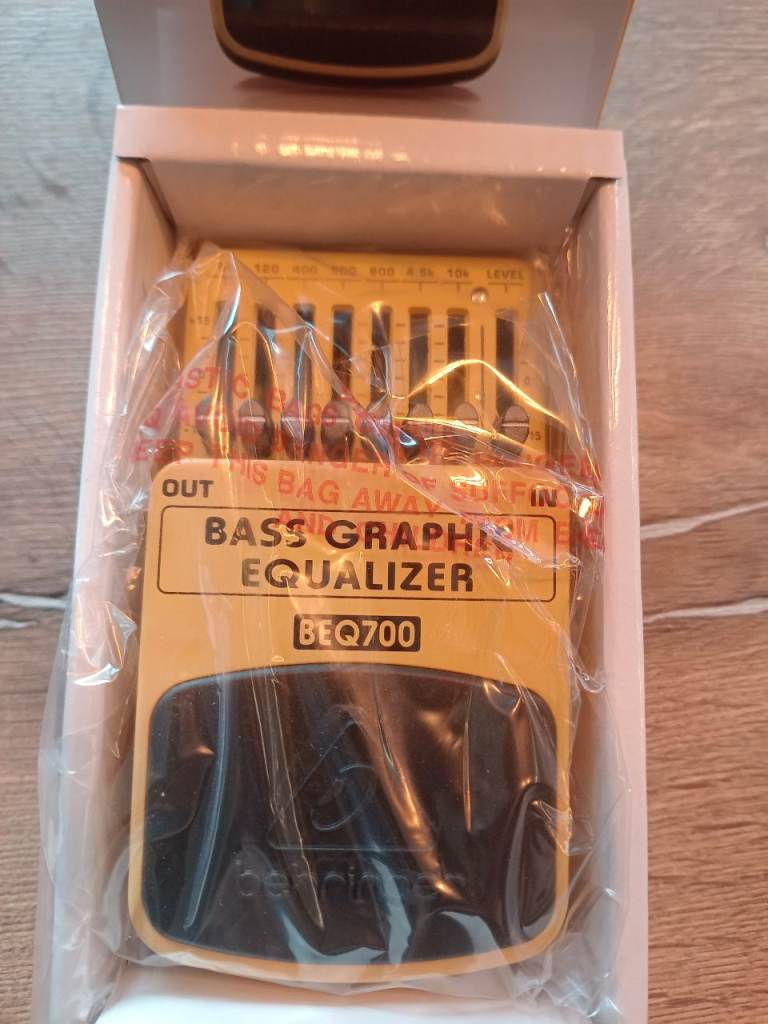Behringer BEQ700 Bass Graphic Equalizer Pedal - NEW