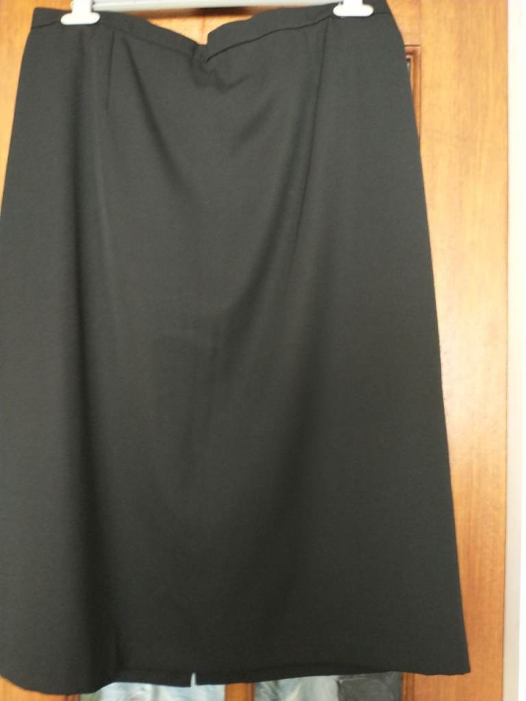 SKIRT. SIZE 18. BLACK. Length 28ins. Waist 34ins. Hip 46ins. Elasticated sides. New cond.
