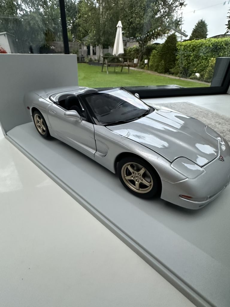 UT Models 1/18 Chevrolet Corvette Convertible 1998 ,Die Cast Model Car