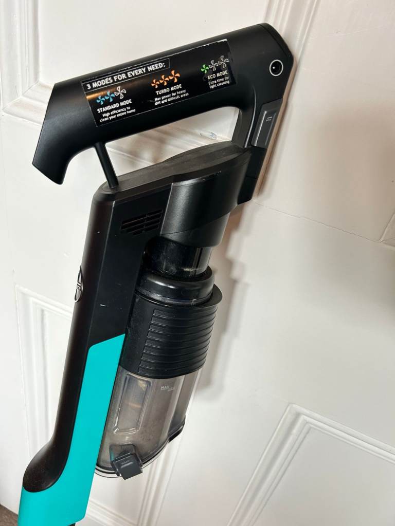 Hoover HF910P cordless stick vacuum cleaner – lightweight and powerful – working