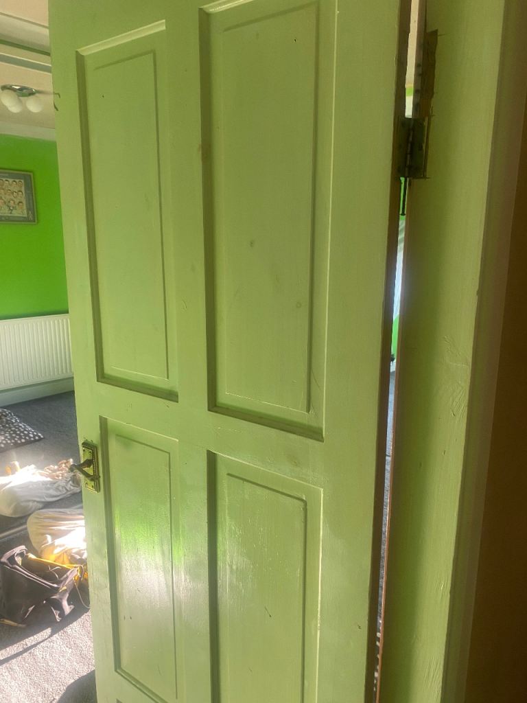 Free four solid doors need paint or rubbing down to grain not heavily painted handles free 