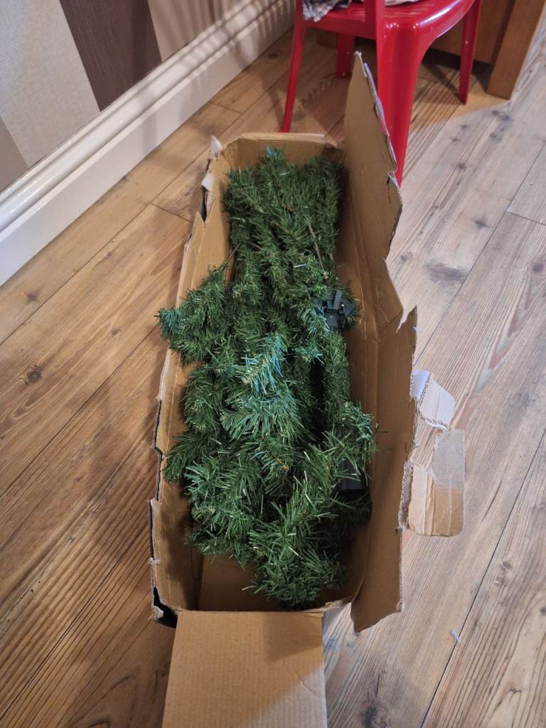 Christmas tree and snowman that light up just need a new plug 
