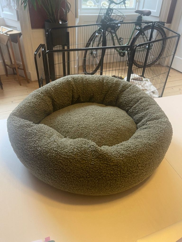 Small donut dog bed 