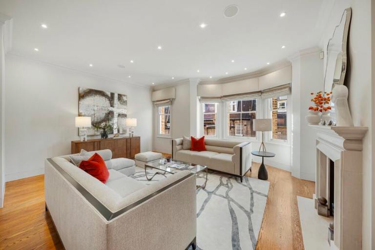 Stunning 5-Bed Renovated Townhouse in Chelsea – Private Lift & Roof Terrace SW3