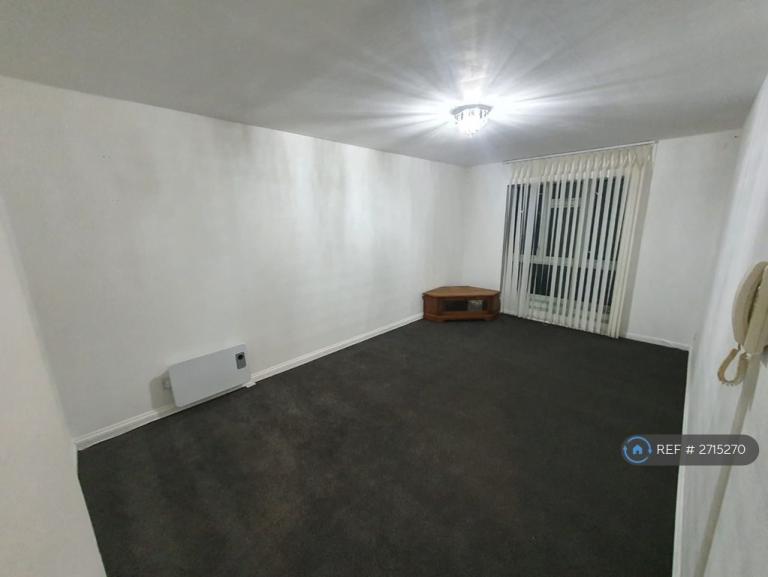 1 bedroom flat in Pentelow Gardens, Feltham, TW14 (1 bed) (#2715270)