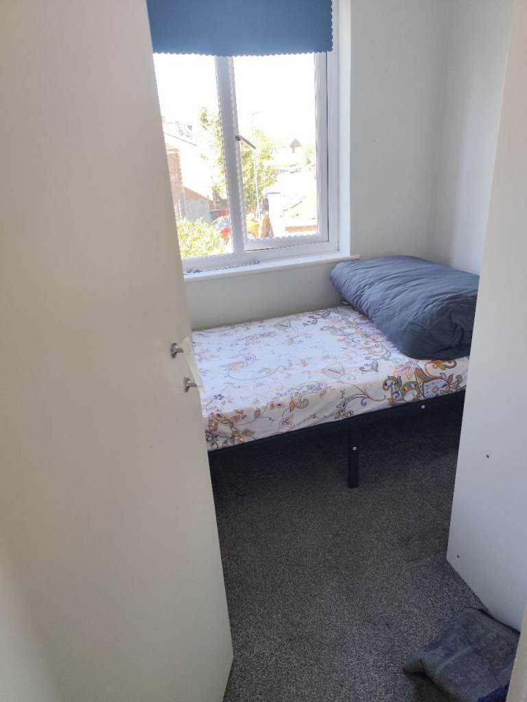 Single room for rent in a nice family house for single lady preferably 