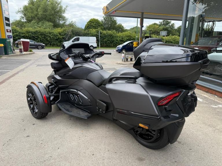 2025 Can-Am Spyder RT Limited 1330cc 6 speed semiauto trike Carbon Black