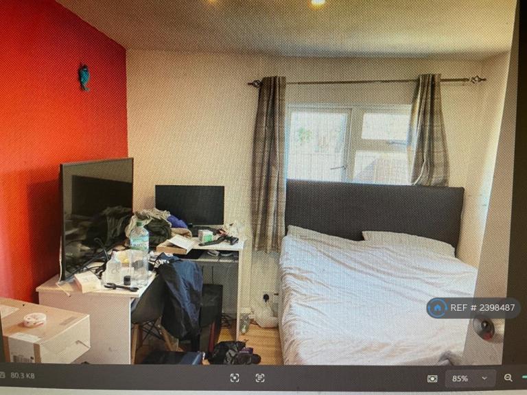 1 bedroom in Kings Lane, Egham, TW20 (#2398487)