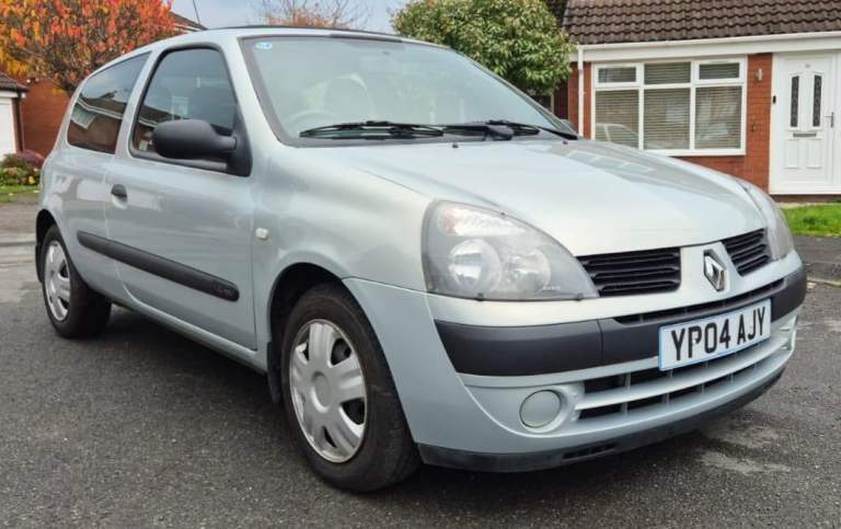 Automatic - Extremely low mileage. 2 Previous Owners - Renault Clio Expression 1.4 16V Petrol - 2004