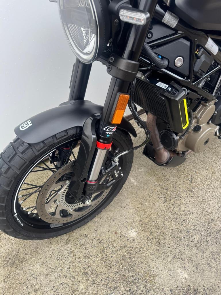 Husqvarna SVARTPILEN 401 2022, AKRAPOVIC