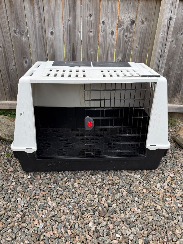 Ferplast 1m wide plastic dog crate