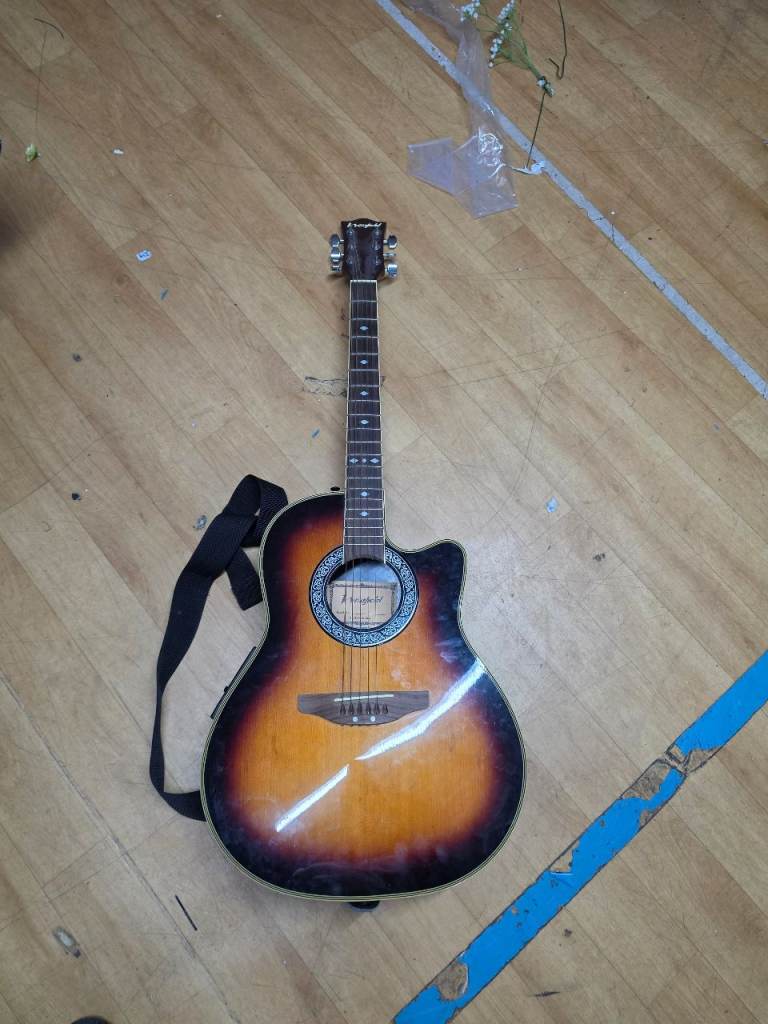 Freshfield Acoustic Guitar – Sunburst, Good Condition