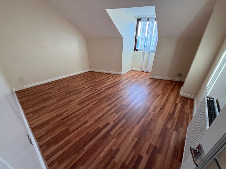 Double bedroom in DN12 available now 