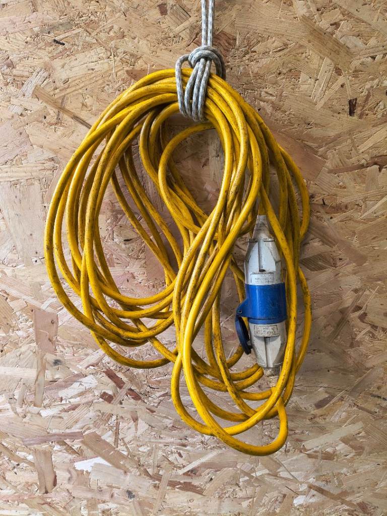 Yellow Extension Lead with Blue Plug and yellow plug – Good Condition