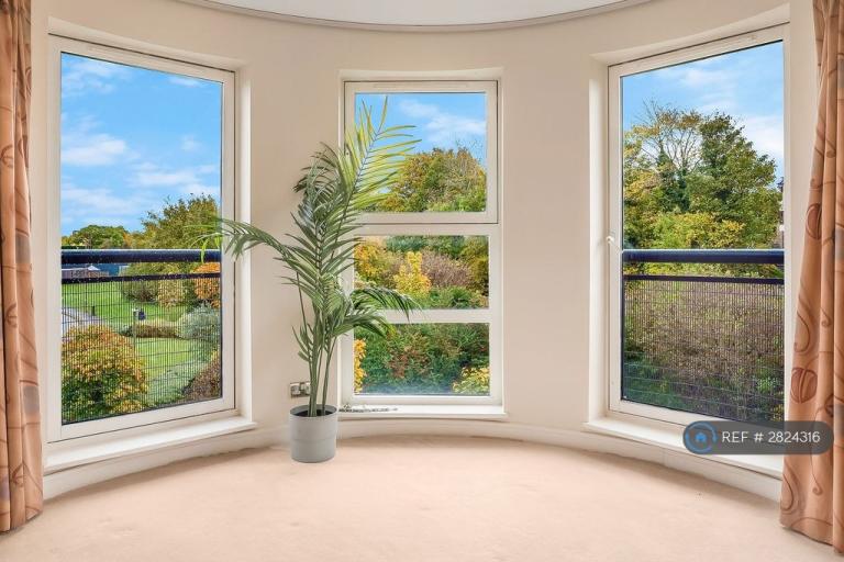 2 bedroom flat in Meggetland View, Edinburgh, EH14 (2 bed) (#2824316)