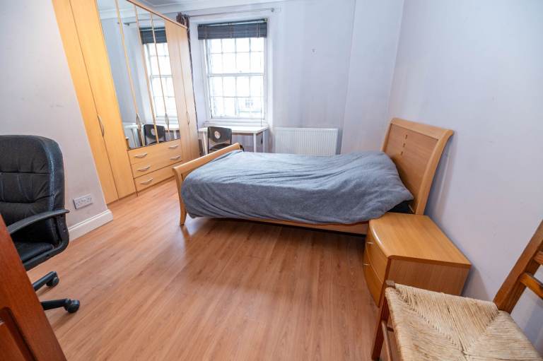  NOT HMO: Stunning, 3 bedroom, 1st floor flat in Southside – available January