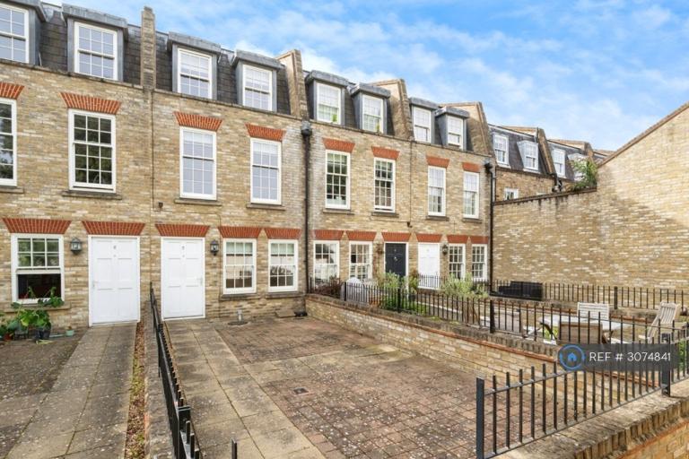 3 bedroom house in Montague Mews, London, E3 (3 bed) (#3074841)
